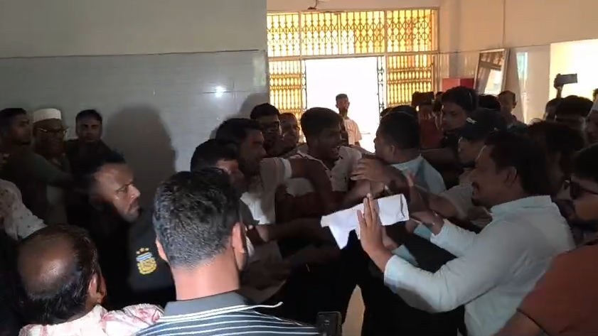 মেহেরপুর জেনারেল হাসপাতালে জামায়াত-বিএনপির হাতাহাতি